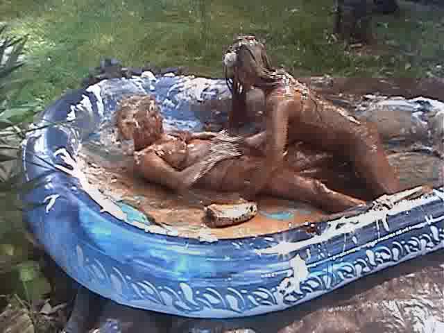 gunge-tank--kim-and-lana_main.jpg